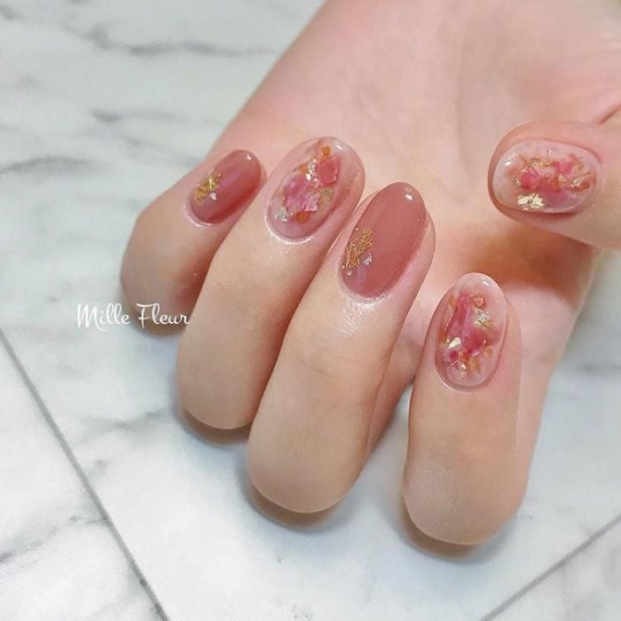 Manicure design in coral tones