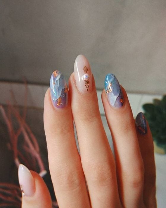 Manicure design in blue and pink tones with gold details