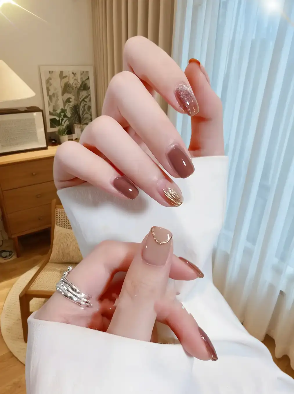 Fall nails are trendy and luxurious